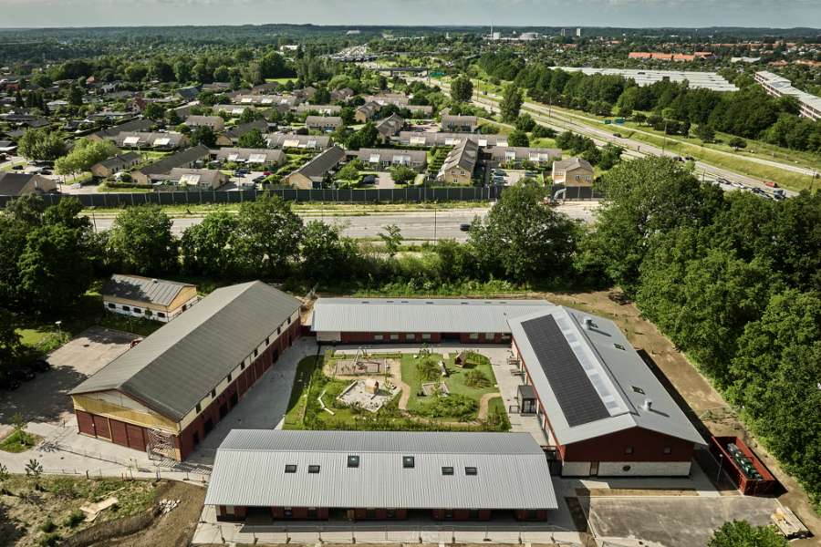 Danmarks første CO2-neutrale børnehave beklædt med stålprofiler, Børnehuset Grønnegården, Transformervej 3, 2860 Søborg